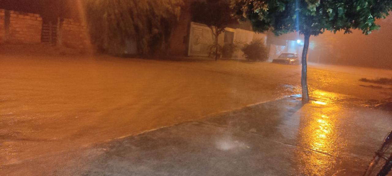 Foto 3 de 3 — Chuva forte volta a provocar alagamento no Jardim Malagoli